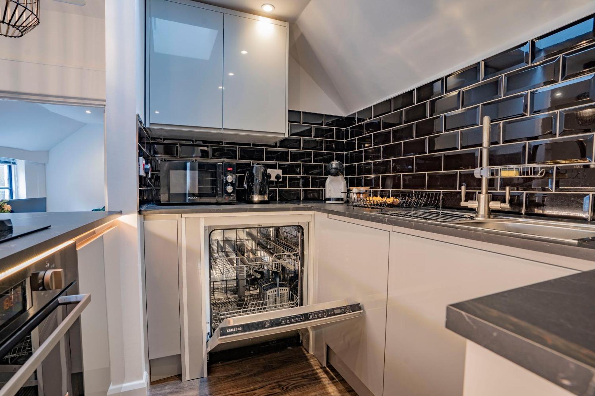 Ideal Hub, 3 Bed Flat Next To The Station Аксбридж